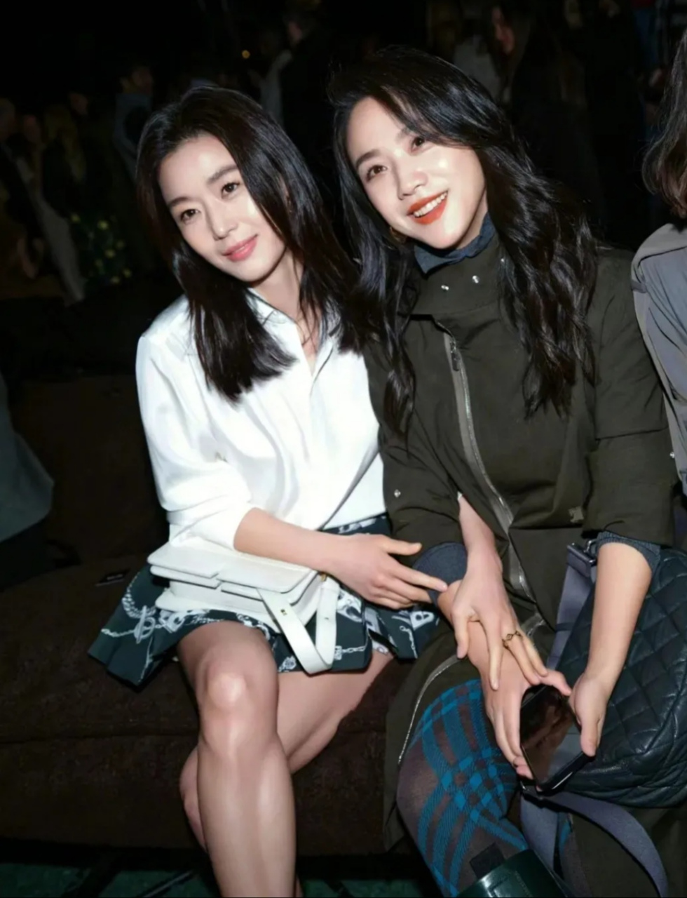 左边是全智贤,1981年出生,身高173cm.