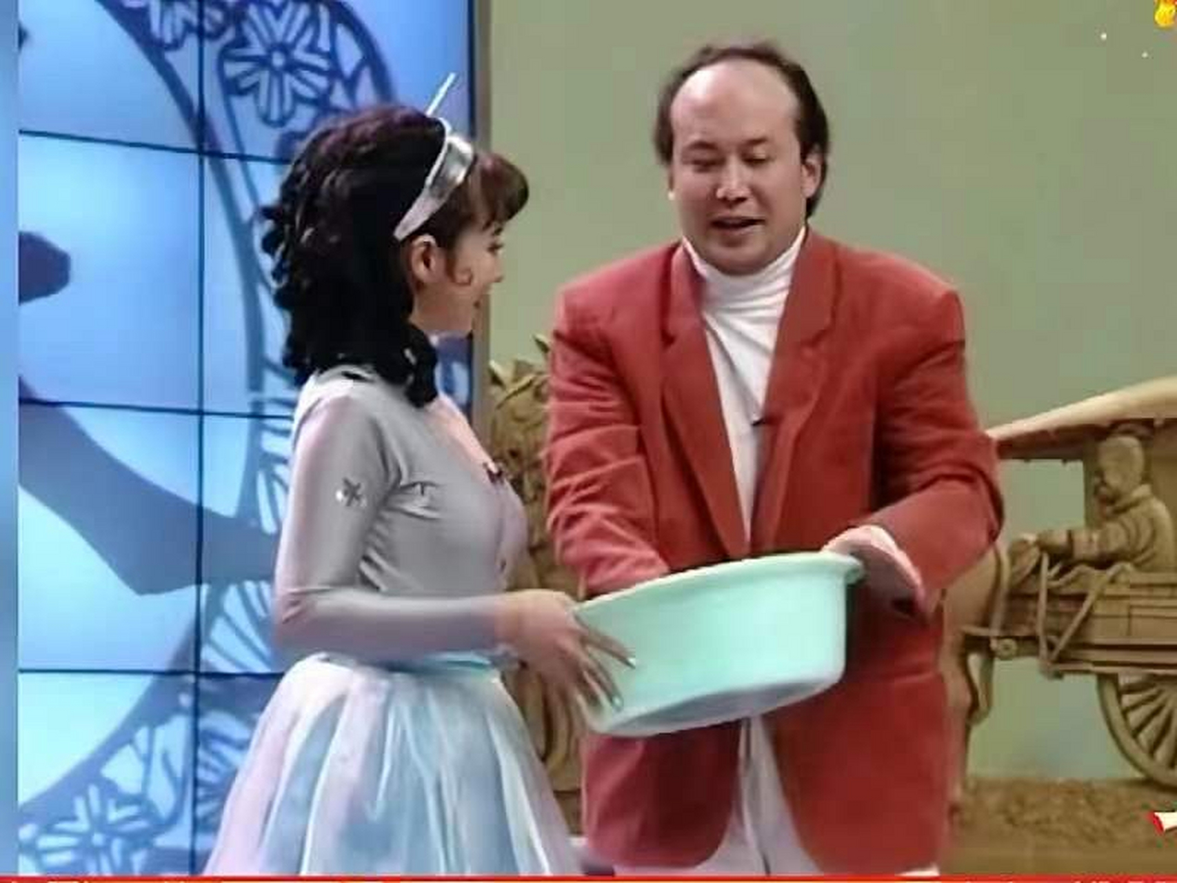1996年春晚,郭达与蔡明共同演绎了一个极富创意的小品《机器人趣话》.