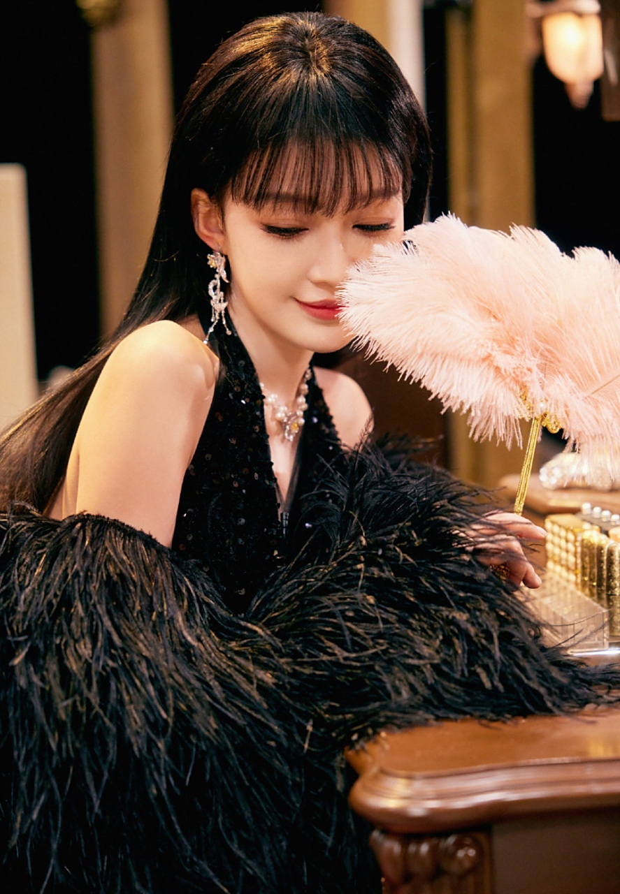 孙怡,身穿黑色亮片羽毛裙,画这精致的妆容,黑长直空气刘海,贵气满满