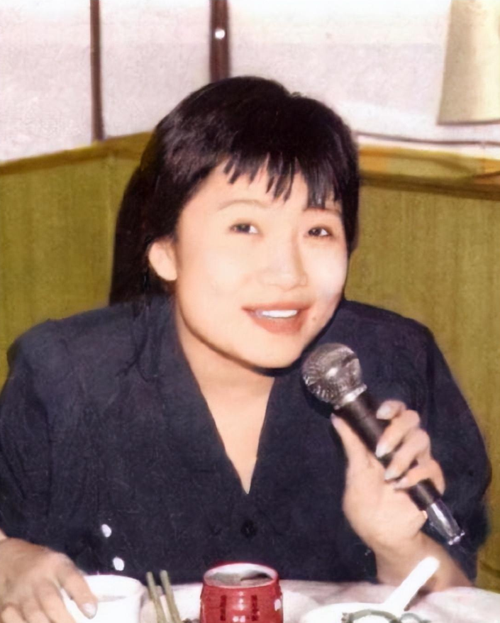 回顾歌手李娜不顾母亲含泪劝阻毅然出家25年过去了她怎样了