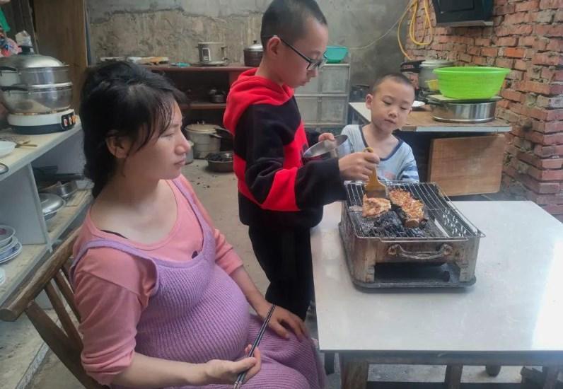 回顾小伙患病乞讨凑钱90后女孩倒追婚后生子上瘾拼三胎