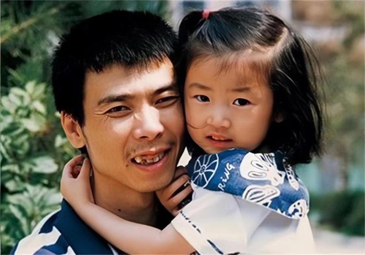 回顾冯小刚前妻张娣23年坚持不嫁全心陪伴女儿今女儿成她骄傲