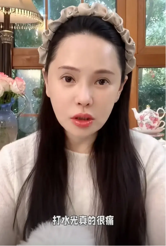 秦昊老婆跑韩国打水光针56岁伊能静满脸针眼感慨真的很痛