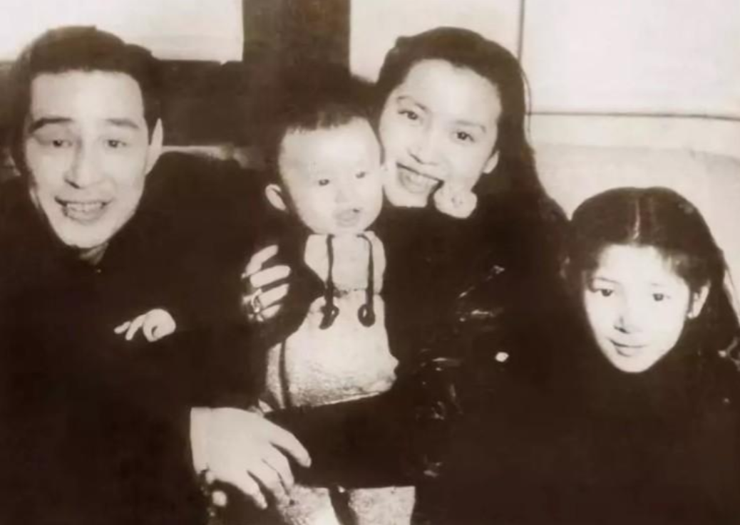 回顾女儿不理她儿子打骂她人民艺术家秦怡的一生为何这么苦