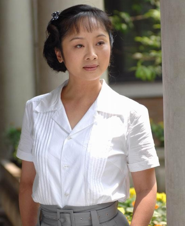 回顾王新军离异后娶妻生子唐静却至今未婚她在追求什么