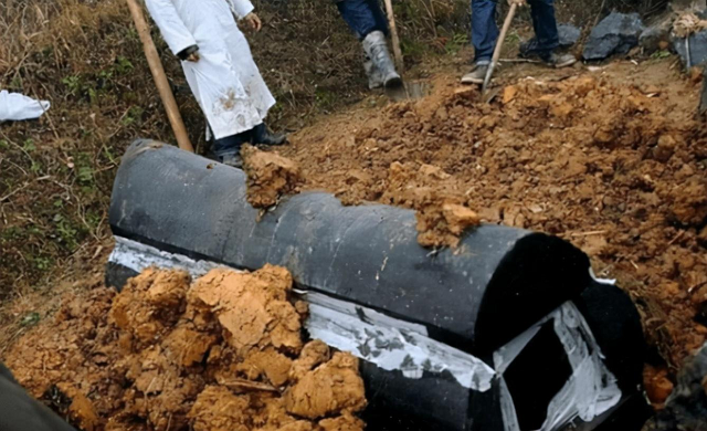 2003年男子在家被雷击身亡下葬两年后死而复生真相至今成谜