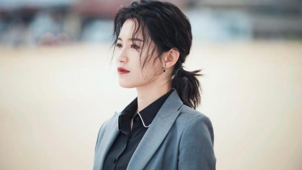 苏青穿上军装和旗袍,将冷艳与娇美融合在"蔡梦"一人身上,独显魅力.