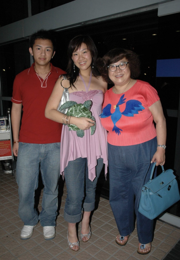 回顾郑欣宜平安夜晒沈殿霞旧照称梦见母亲休息半年恢复营业