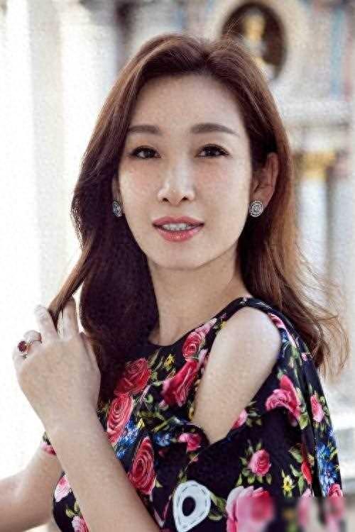 演员秦海璐的"巨婴症儿子",看到孩子长相后,网友表示有些意外