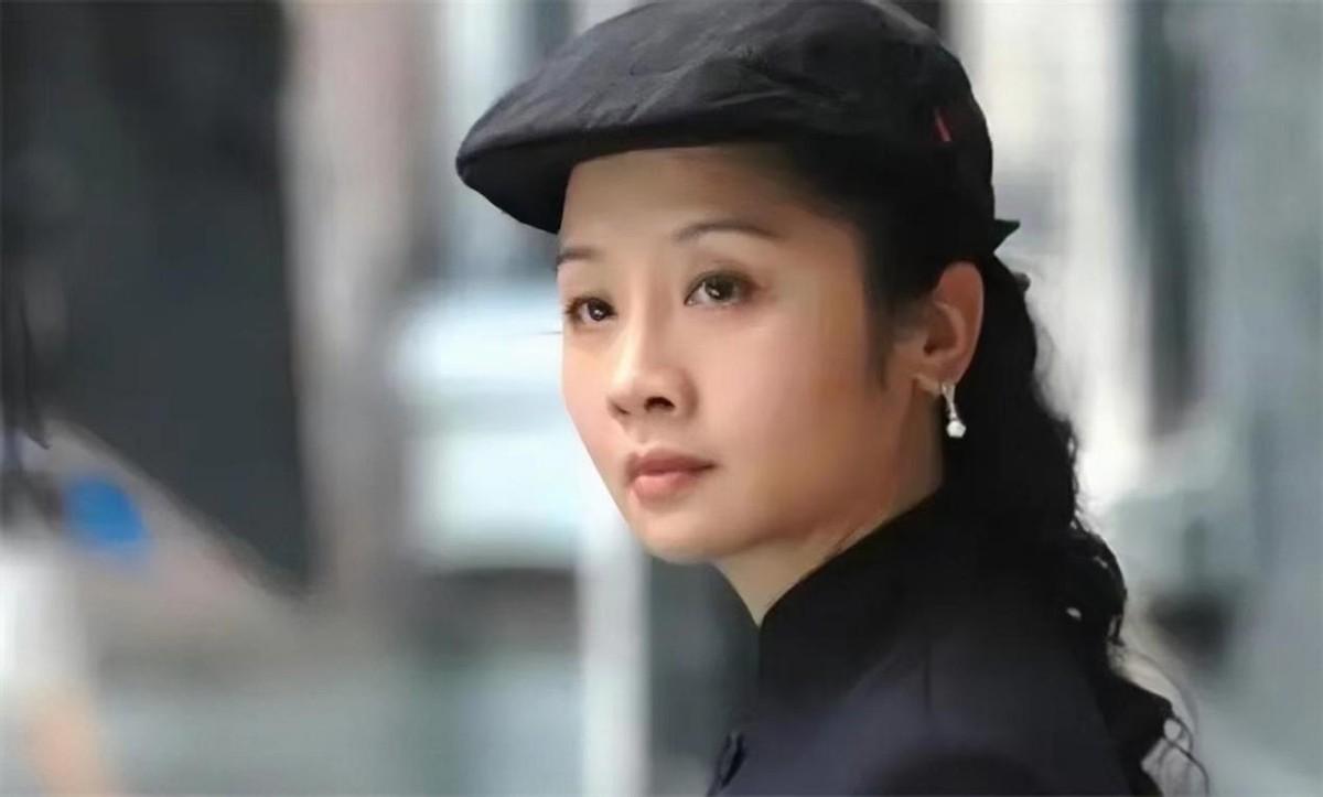 回顾王新军离异后娶妻生子唐静却至今未婚她在追求什么