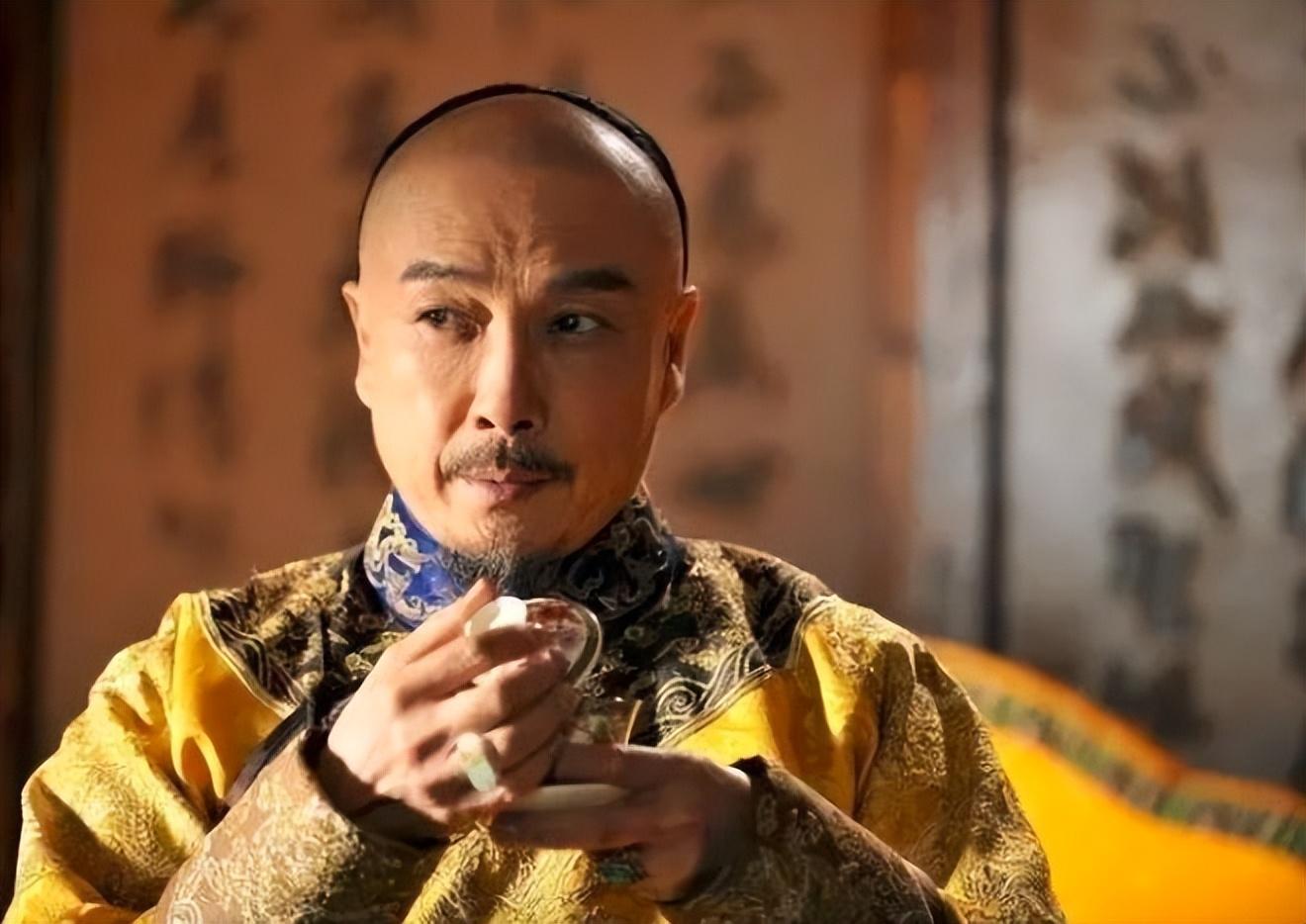 康熙欲斩鳌拜行刑前鳌拜撕开衣服康熙为什么含泪免其死罪