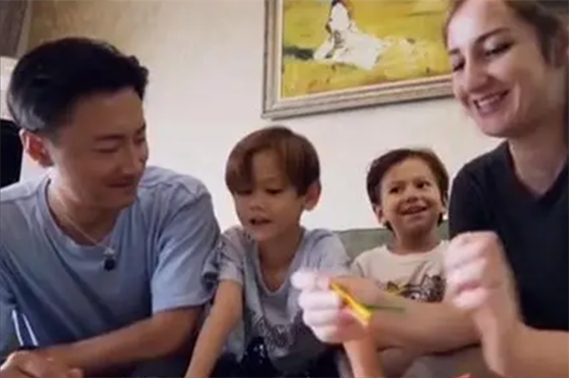 2015年8月,陈荣与辛迪发生了第一次婚后的争吵,其原因是陈荣执意要将