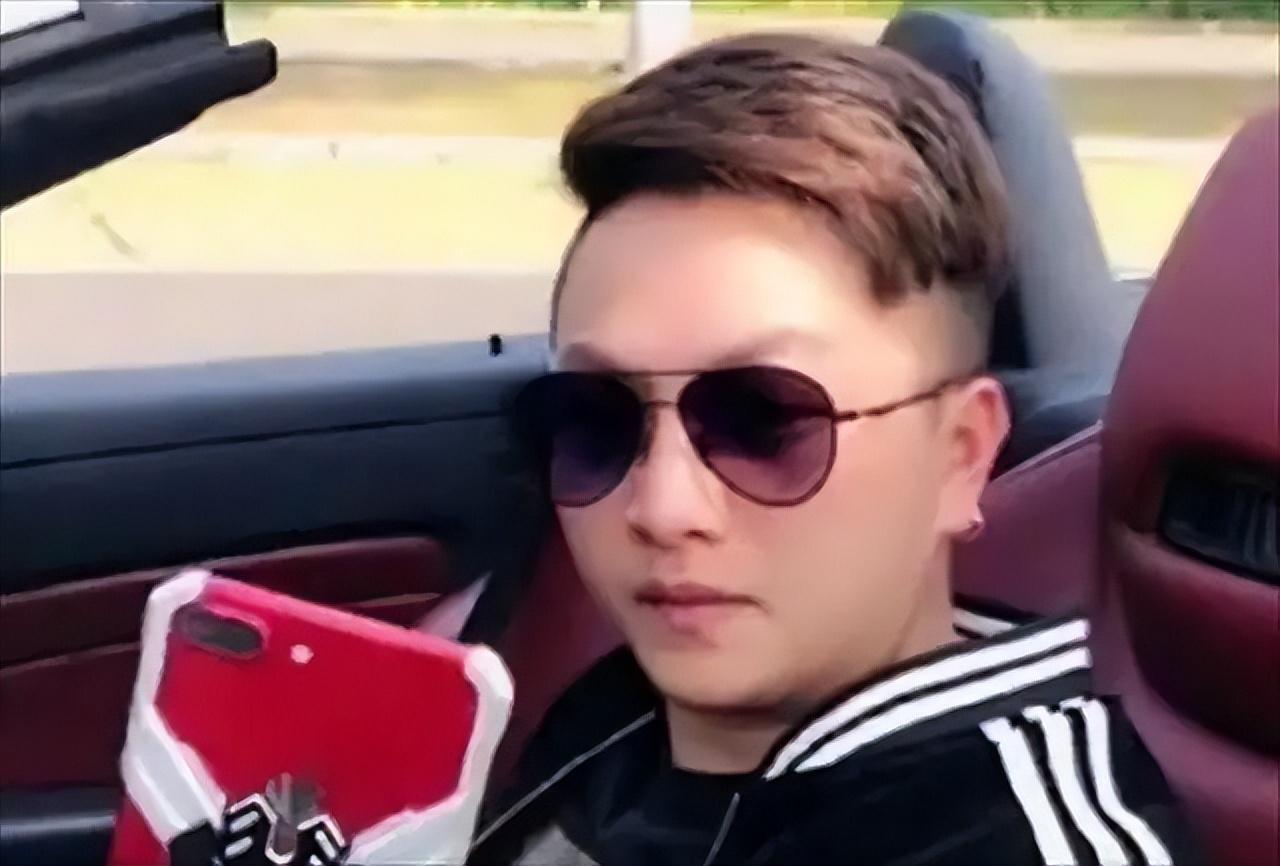高德飞在某直播平台上靠高调炫富和约架等噱头走红,他在网络平台上以
