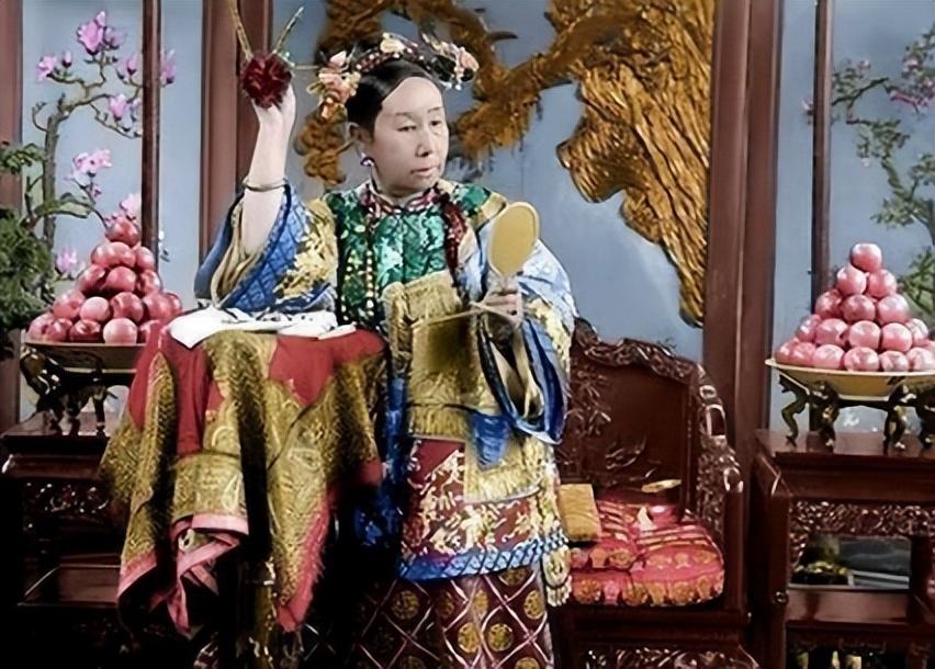 慈禧太后也就是叶赫那拉氏,是满洲镶蓝旗人,是满清的贵族,从小生活