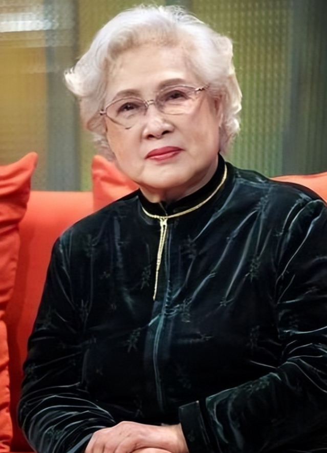 回顾女儿不理她儿子打骂她人民艺术家秦怡的一生为何这么苦