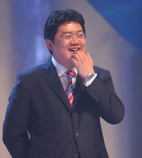 回顾3年2次嫁富豪王励勤前任抱娃庆生37岁像20岁风韵犹存