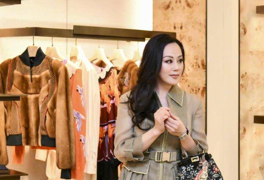 回顾直播6小时卖货6亿与钟镇涛离婚后败家名媛章小蕙又红了