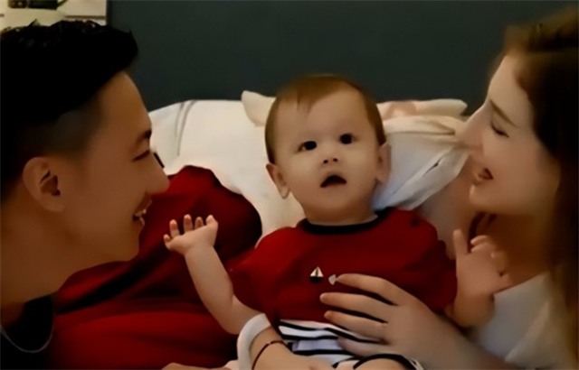 2015年8月,陈荣与辛迪发生了第一次婚后的争吵,其原因是陈荣执意要将