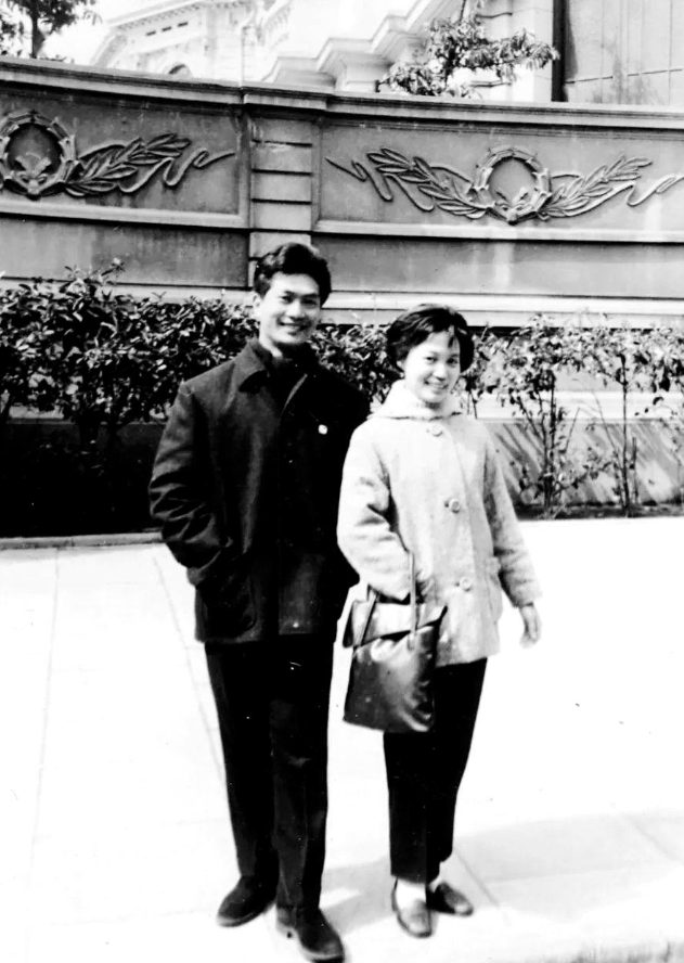 回顾演员梁波罗低调娶平凡妻子恩爱几十年晚年生活幸福美满