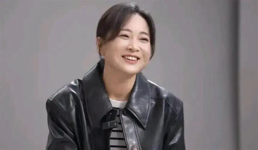 贾玲大波浪发型现眼球穿裙装大秀美背和美腿简直美艳动人