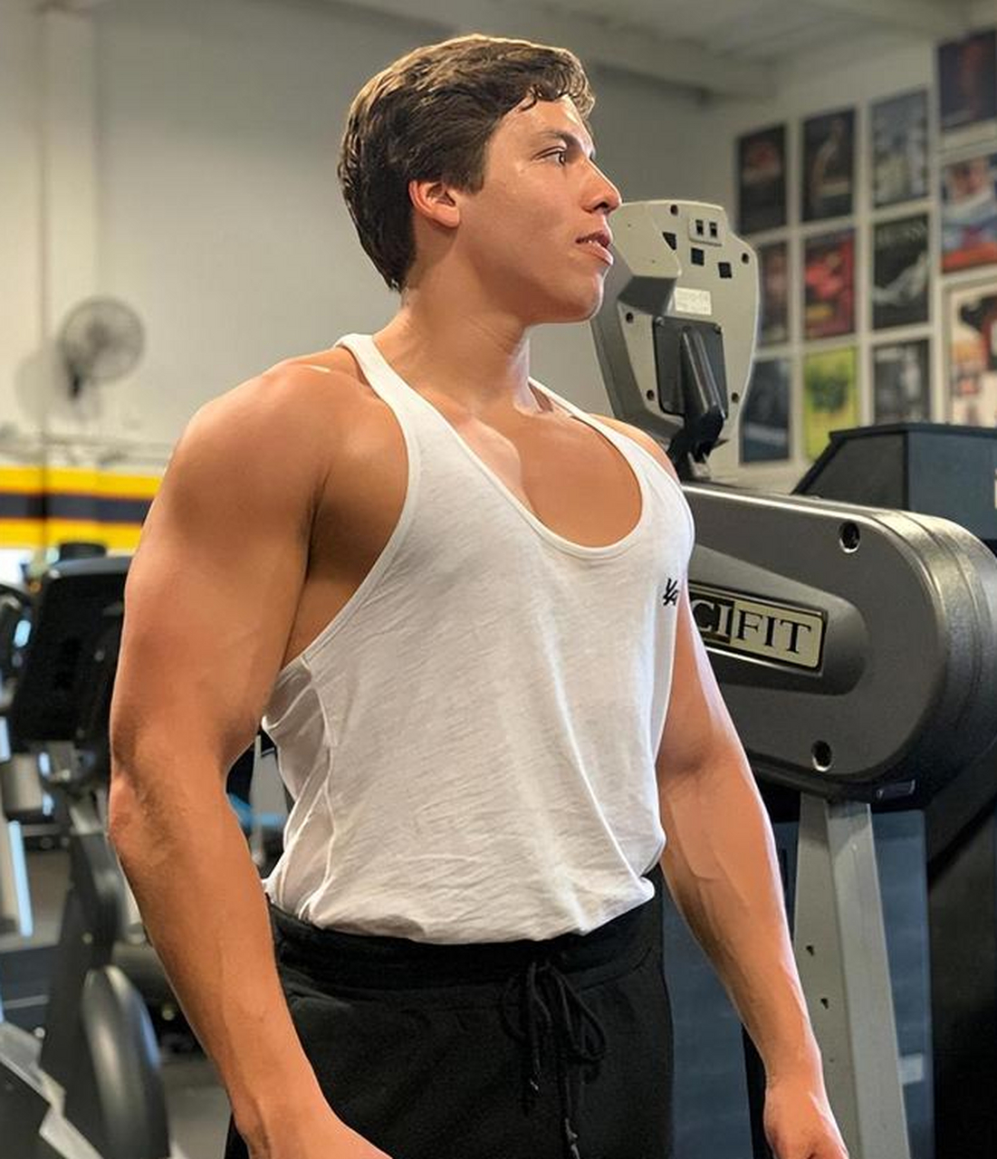 后与肯尼迪侄女结婚成为巨星州长但离婚收场,原因是出轨保姆导致私