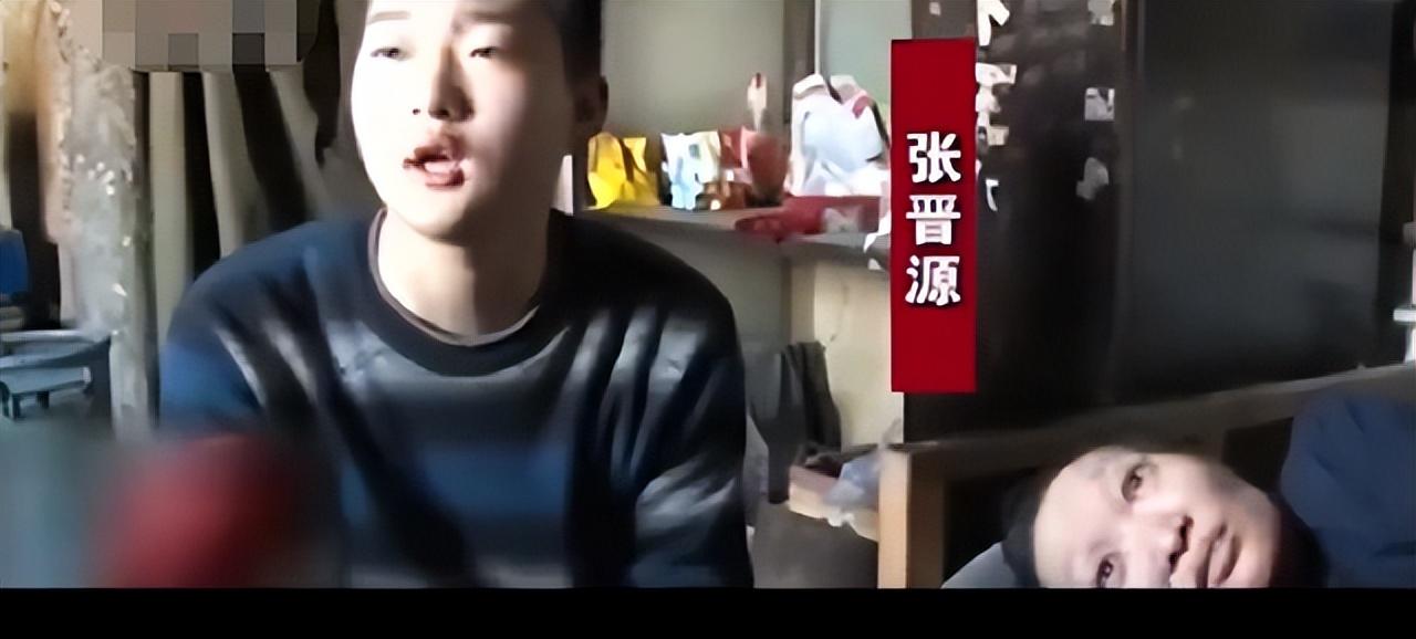 张晋源父亲因癌症去世的时候,张晋元只有11岁.