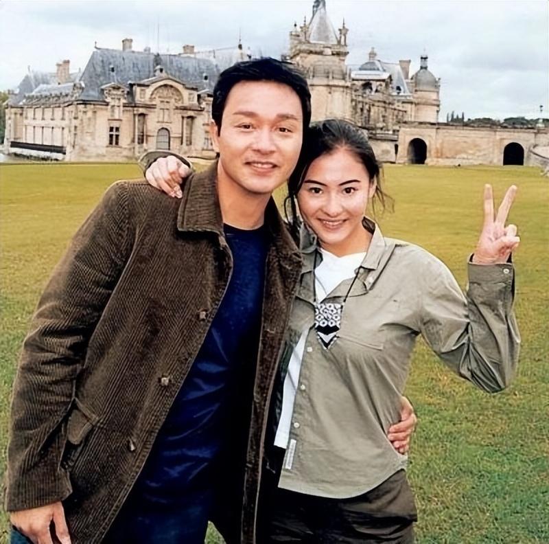 在张柏芝出车祸的时候,张国荣还将自己的贴身护身符送给张柏芝,就是