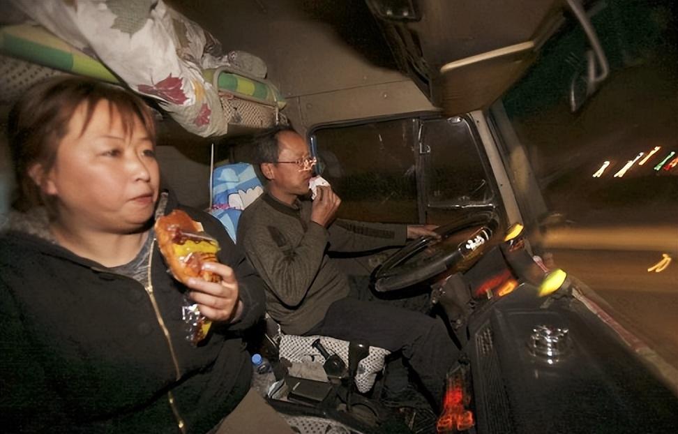 完整的跑一趟车,卡嫂们承担的责任一点儿也不比货车司机轻,干的活可以