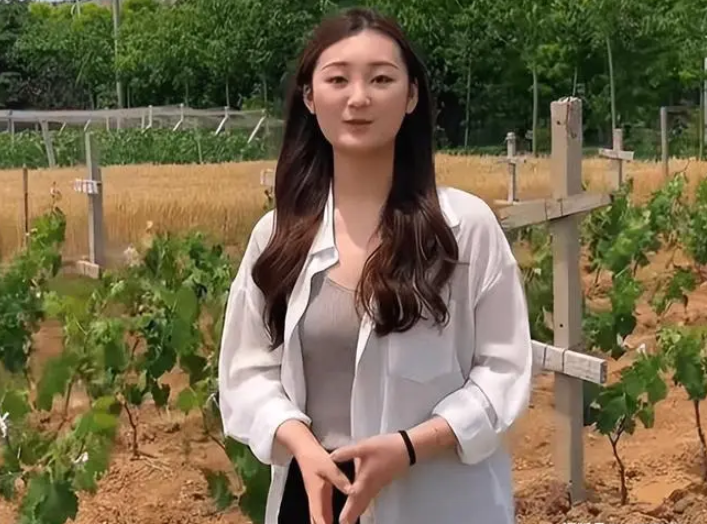 回顾离婚后陈亚男和22岁朱小伟早已过上截然相反的生活