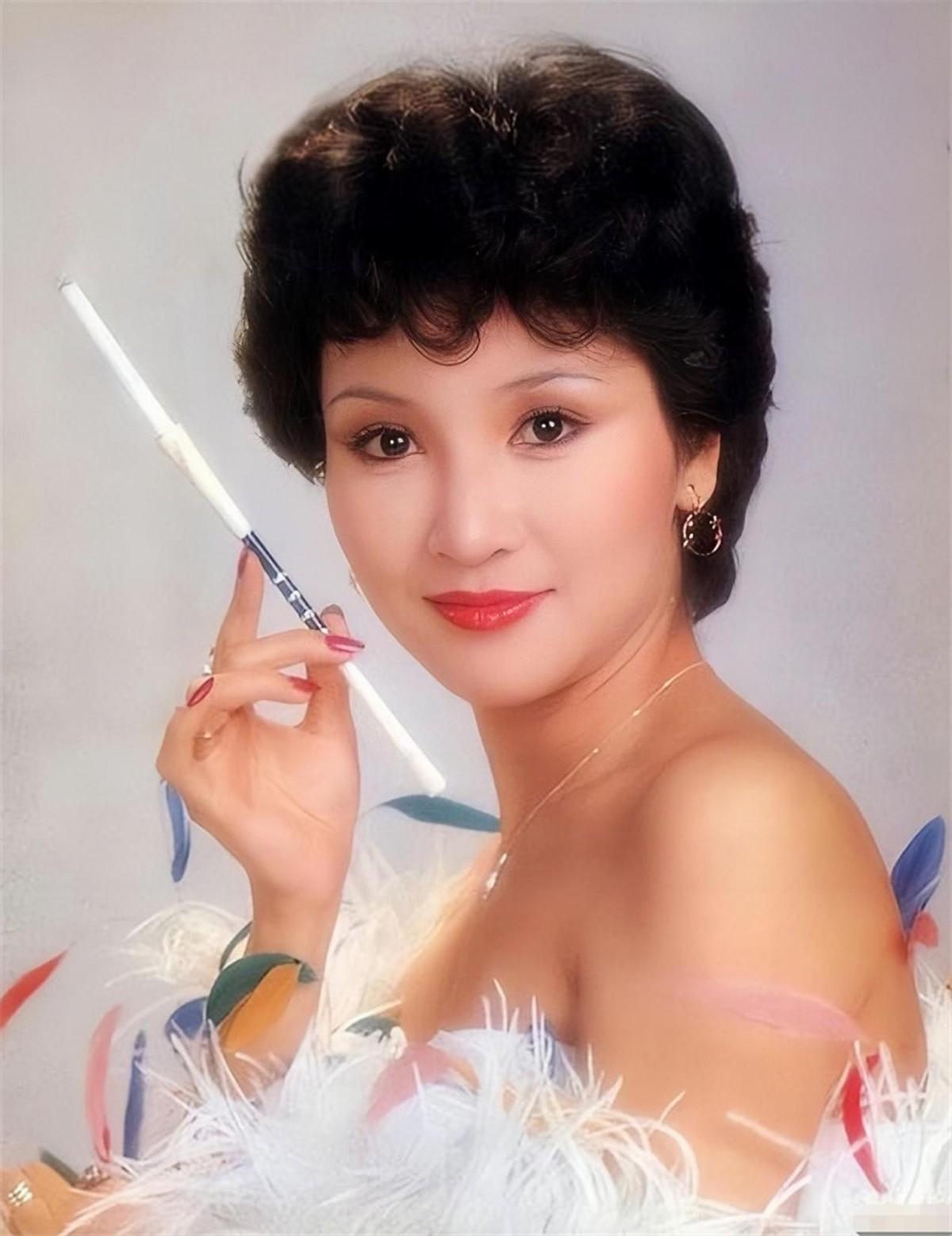 回顾被大49岁的谢贤养了12年拿2000万分手费走人的coco怎样了