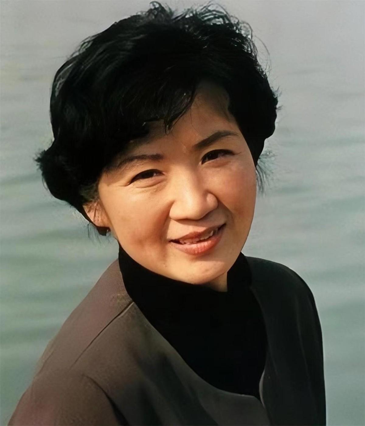 回顾老戏骨曹翠芬荧屏上的国民奶奶生活中却无儿无女