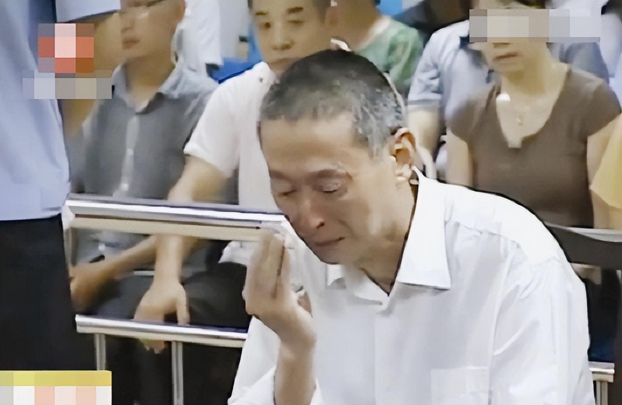 据武钦元供述,他早在朋友组织的一次聚会中见到过韩露,并对正值青春的