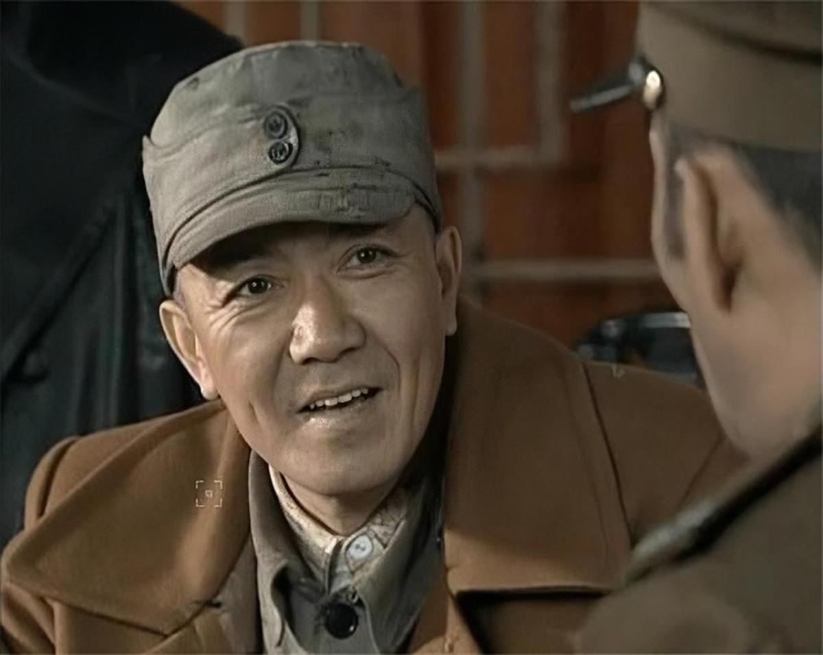 穿上日本军装,配上刀具,根本不用化妆,看了导演给的那部分剧情.