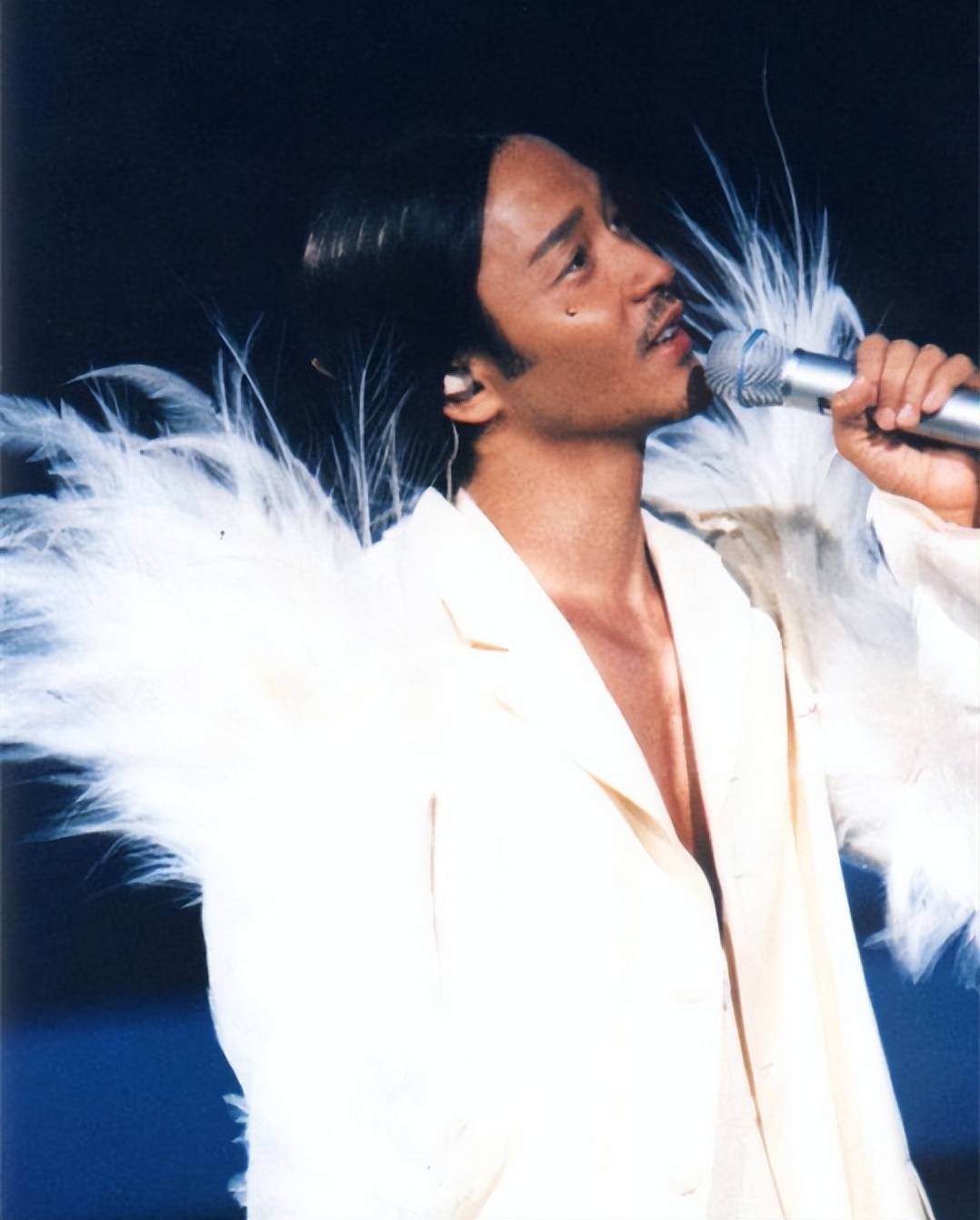 因此很多人还公开支持全面封杀张国荣,有人甚至还公开烧张国荣的海报