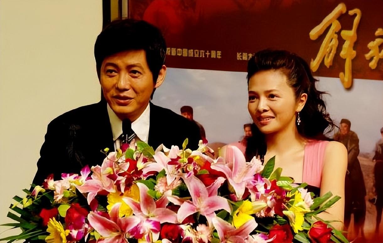 回顾程前离婚离职央视与董卿分手50岁再娶圈外娇妻终于有后