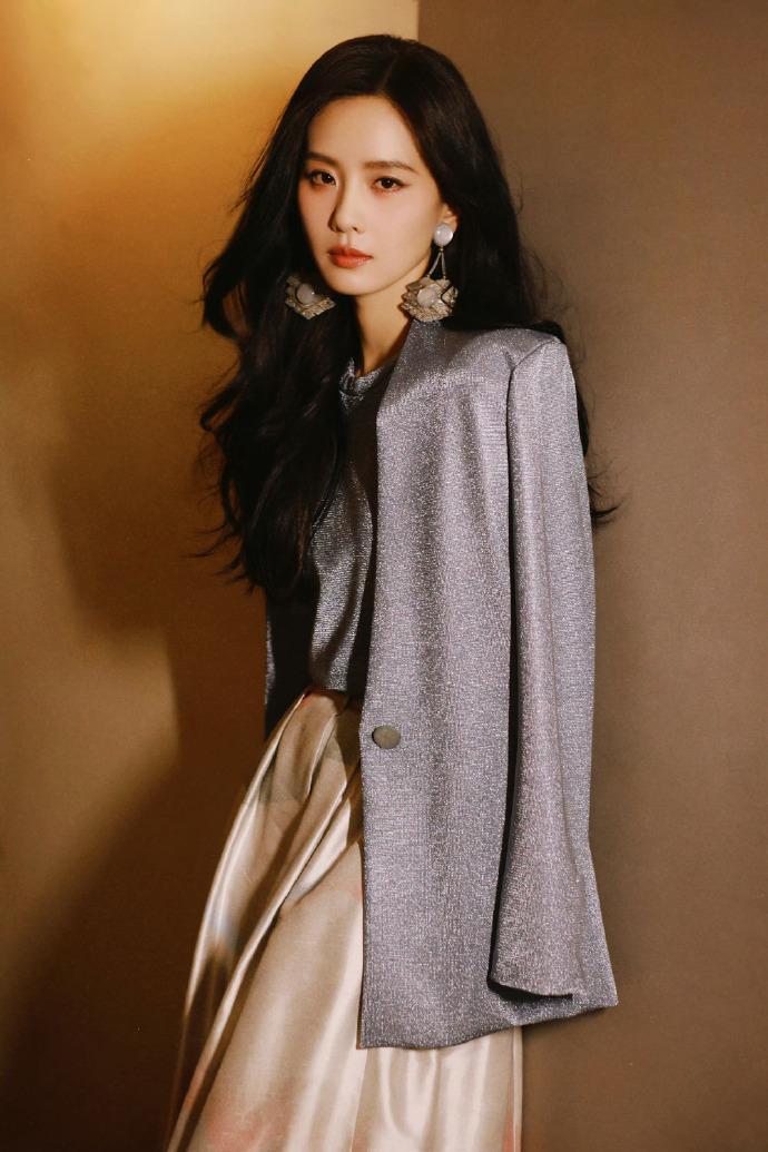 刘诗诗身着白色马面裙看米兰秀诠释中国时尚