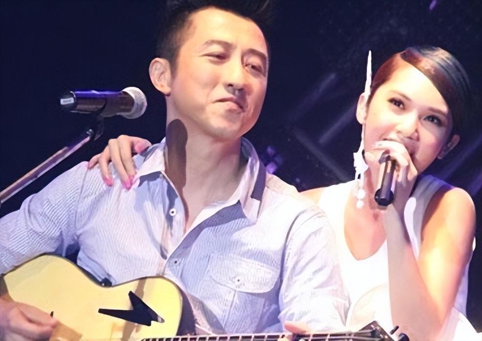 秦昊老婆跑韩国打水光针,56岁伊能静满脸针眼,感慨:真的很痛