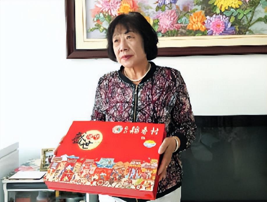 这天是张秀荣的生日,对于她来说是平常的一天,不过她的学生们格外的