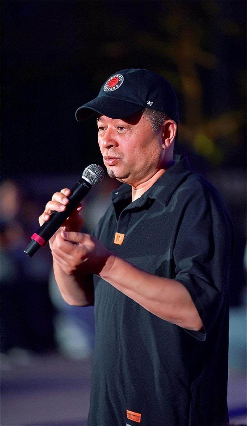 回顾64岁毕福剑定居农村退圈8年后他的结局让很多人失望了