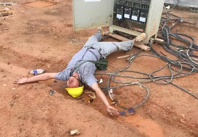 2003年男子在家被雷击身亡下葬两年后死而复生真相至今成谜