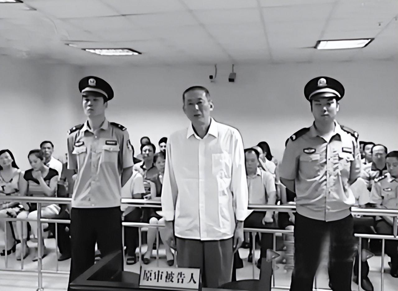 据武钦元供述,他早在朋友组织的一次聚会中见到过韩露,并对正值青春的