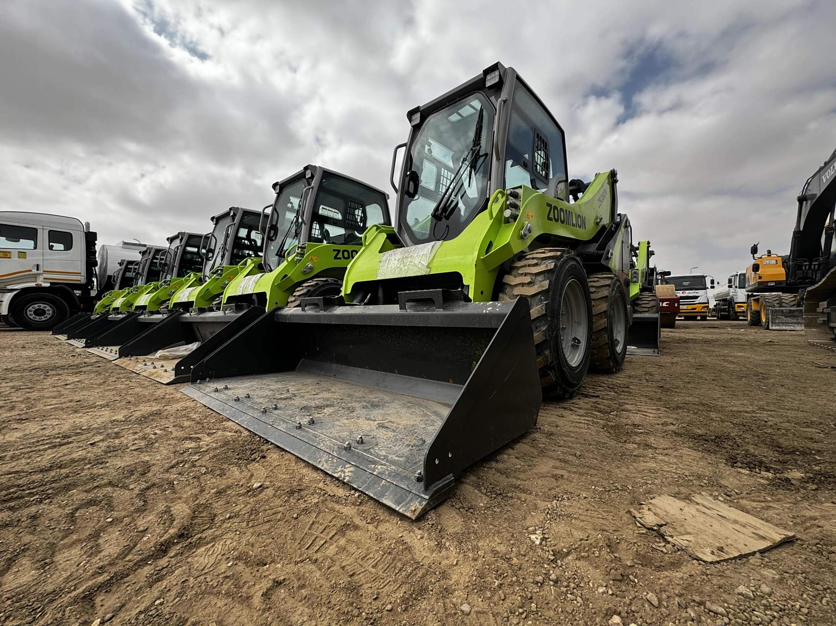 中联重科在沙特阿拉伯首都利雅得批量交付了数十台滑移装载机,实现了