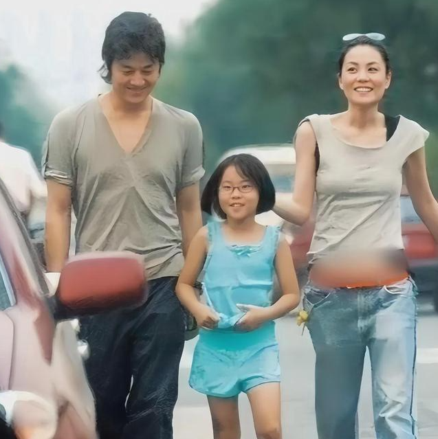 为了求得美人心,不仅是对王菲,对她的女儿窦靖童他也同样无微不至.