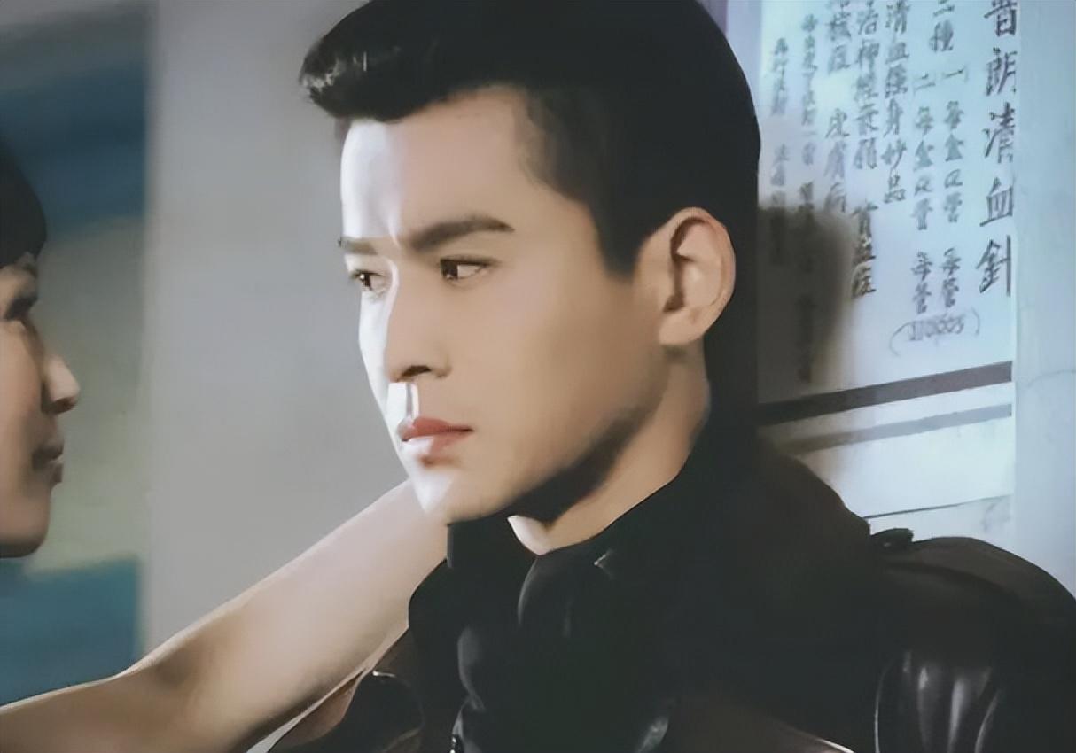 乔振宇出生于广西桂林,成长在俊美山水当中的乔振宇,几乎是帅了一辈子