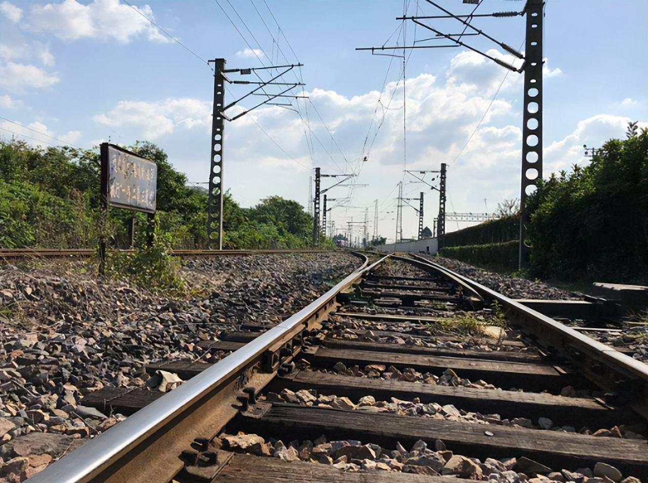 2013年,夫妻坐火车回家,妻子在厕所离奇失踪,尸体出现在铁路上