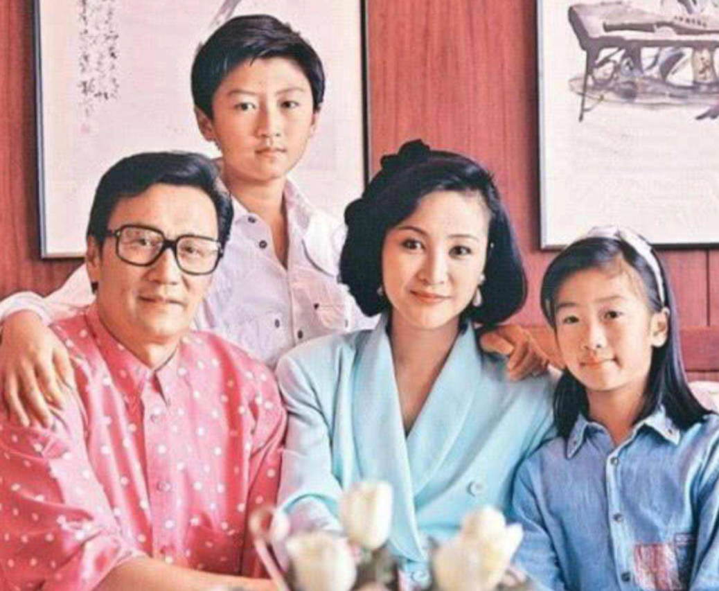 回顾被大49岁的谢贤养了12年拿2000万分手费走人的coco怎样了