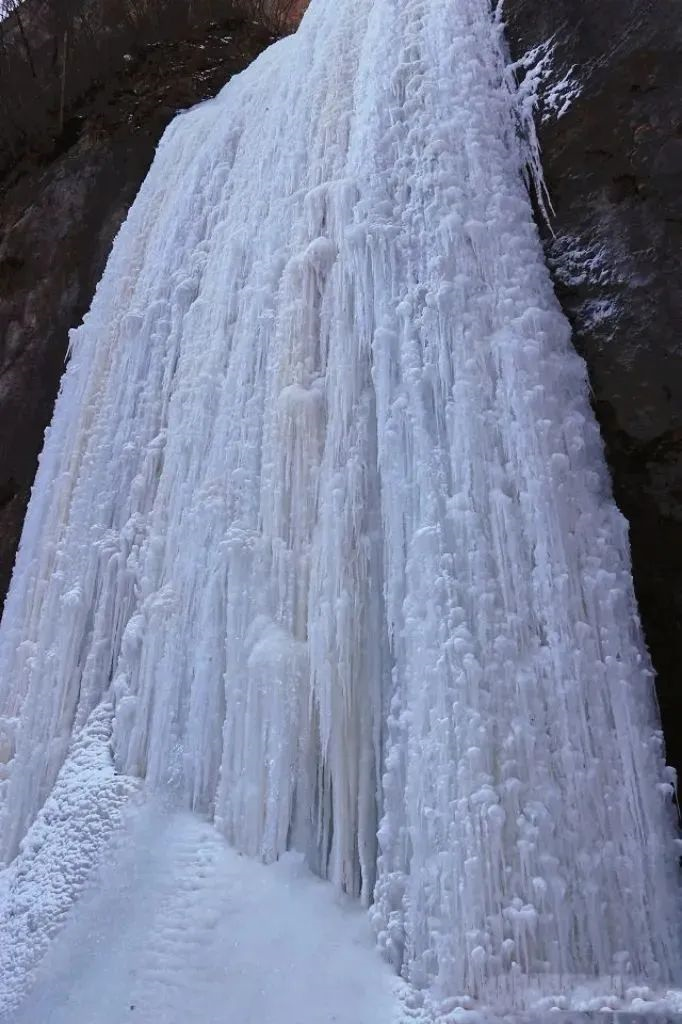 错峰打卡央视点赞的冰瀑奇观如梦似幻一秒进入童话世界