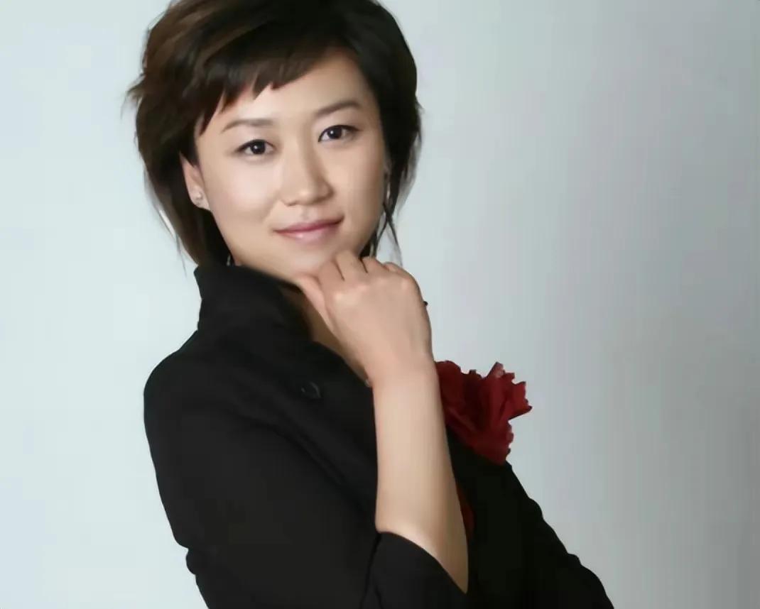 当时报考无锡电视台的有上千人,只录取10个,魏笑从中脱颖而出,成为了