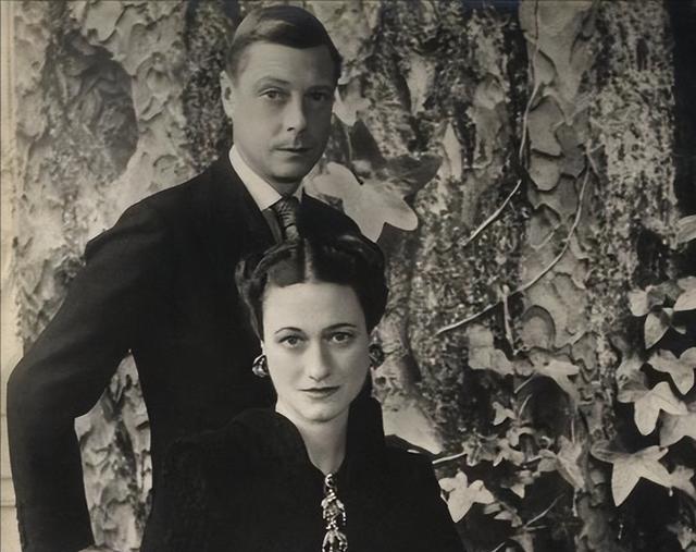 著名灵媒预言哈里晚年悲惨,步爱德华八世的后尘,夏洛特为他送行