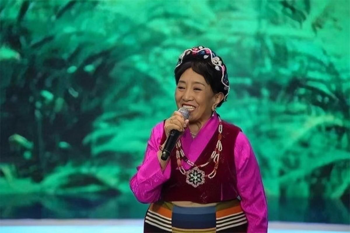 回顾歌唱家才旦卓玛:含泪送别女儿,余生只想做个贤妻良母